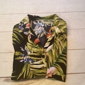 - 100%Rayon Hawaiian Print.. Size Medium   Shirt